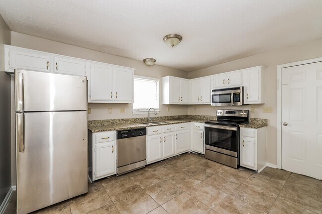 Foto del edificio - 7816 Lake Cross Dr E