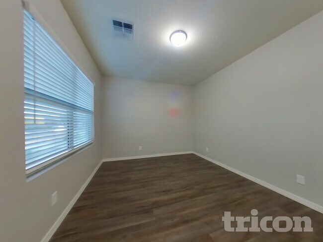 Foto del edificio - 4521 W Saddlebush Way