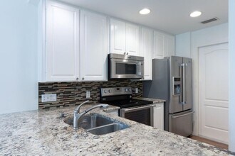 Building Photo - 340 Jacaranda Dr