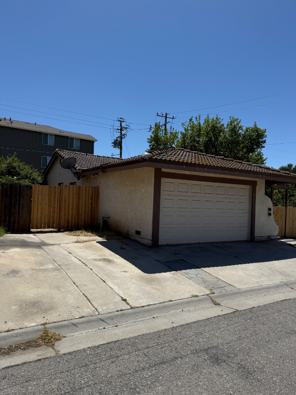 Building Photo - 200 Oak Meadow Ln