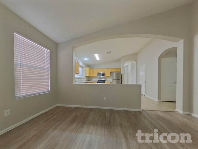 Foto del edificio - 2116 S 160th Ln