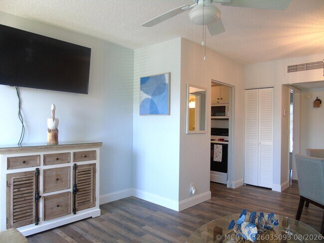 Building Photo - 309 Circle Dr S