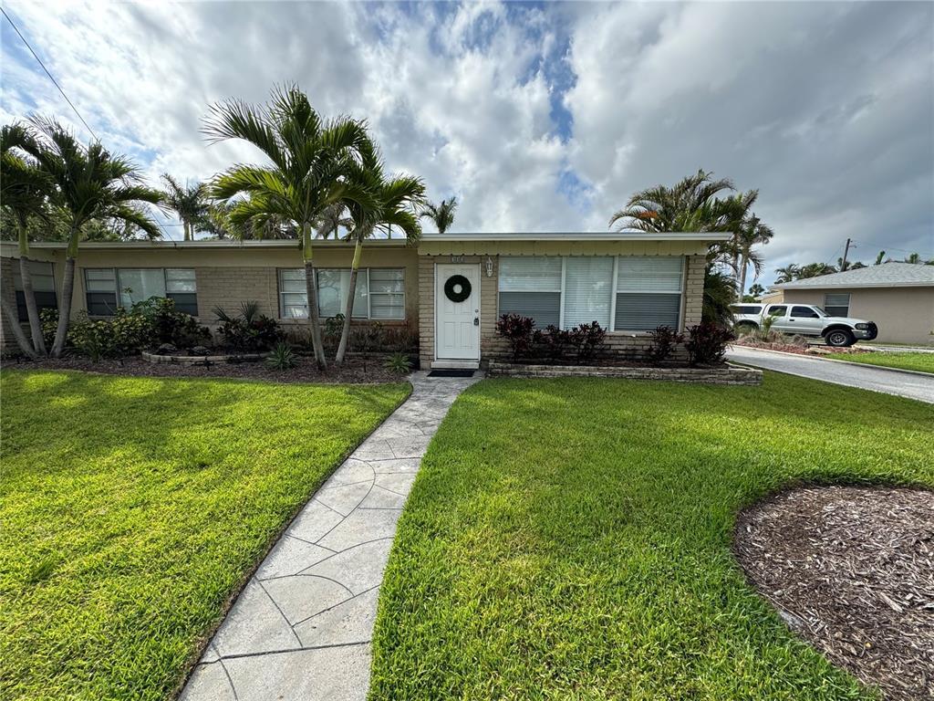 Primary Photo - 303 Colonia Ln W