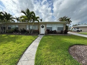 Building Photo - 303 Colonia Ln W