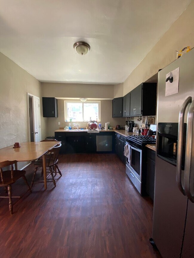Building Photo - Available July 2024 - Spacious 4 Bedroom, ...
