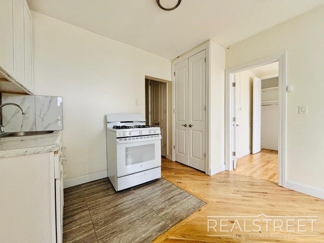 Foto del edificio - Large 2 bedroom on a Picturesque Tree-Line...