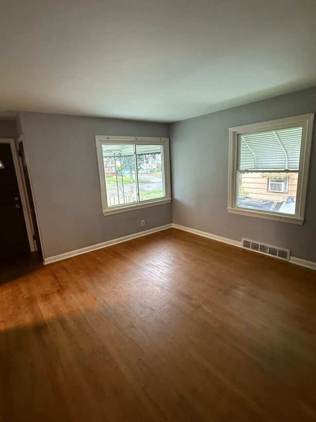 Building Photo - SECTION 8 AND EDEN ACCEPTED!! Newly Renovated 3 Br Home!!