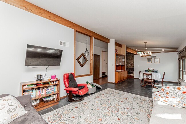 Foto del edificio - Please View 3D Virtual Walk-Through Before Scheduling a Showing