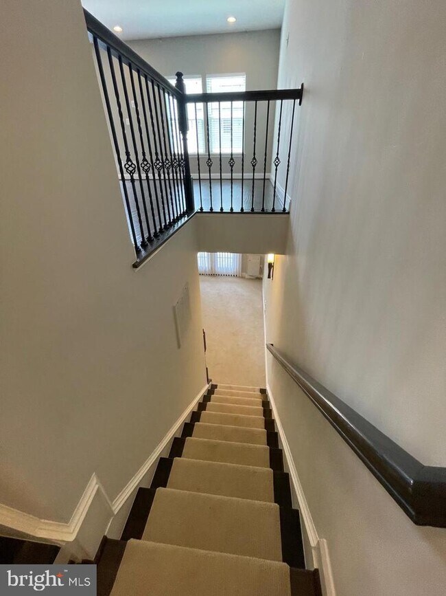 7024 Darbey Knoll Dr, Gainesville, VA 20155 Townhouse for Rent in