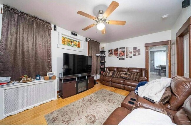 Building Photo - 32 W 46th St