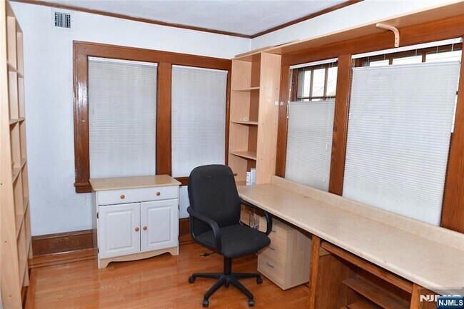 Foto del edificio - 328 Demott Ave