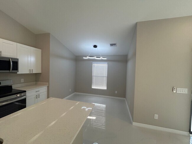 Building Photo - 2601 NE Juanita Pl