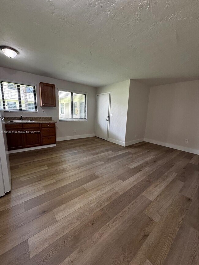 Foto del edificio - 1345 W 28th St