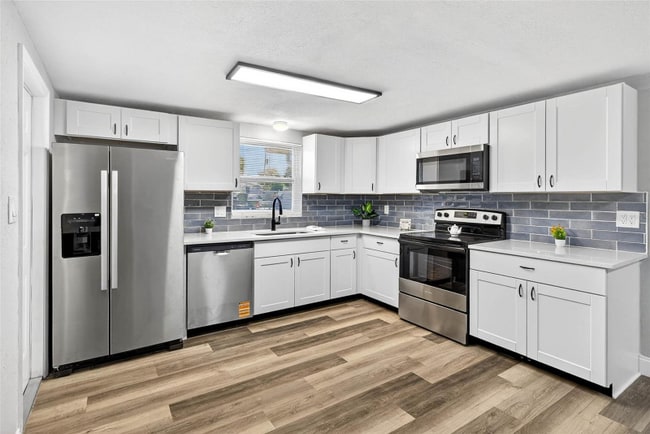 Building Photo - 10933 Premier Ave