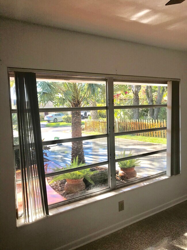 Ventana del salón - 3 Velaire Dr