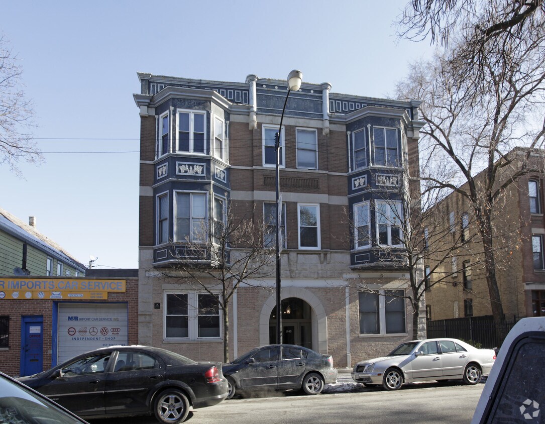Building Photo - 1945 N Sheffield Ave