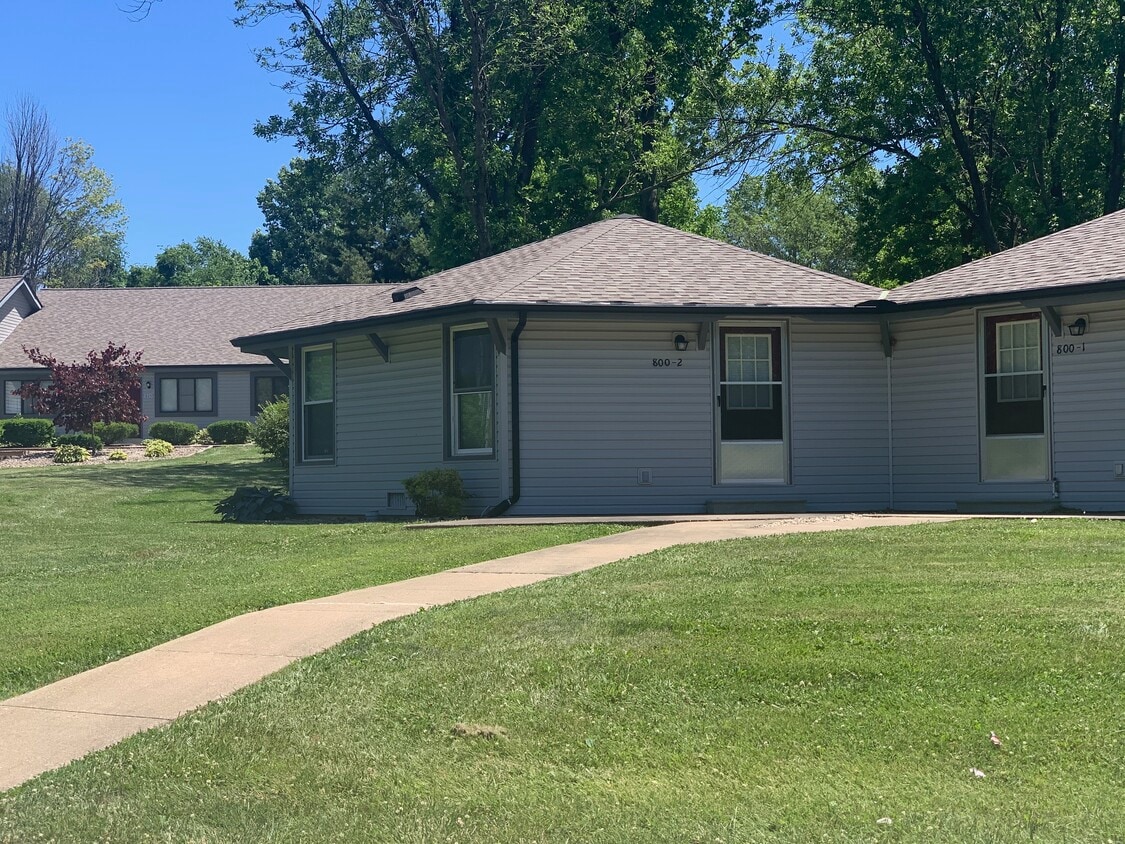 Primary Photo - 800 Village Dr