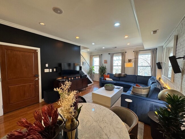 Building Photo - Beautiful 3 Bed 3 Bath Condo with a Roofto...