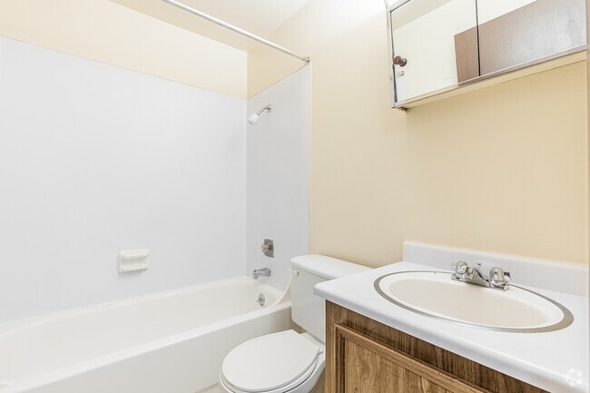 1BR, 1BA - 592SF- Bathroom - Gardenview Estates