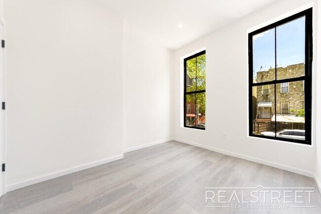 Foto del edificio - Rare & Spacious 4 Bed 4 Bath Duplex with P...