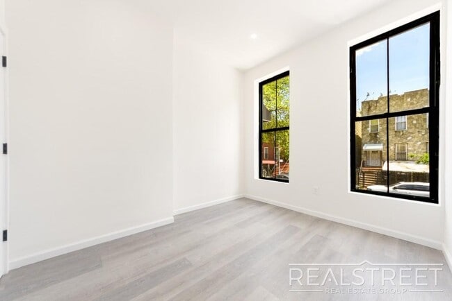 Building Photo - Rare & Spacious 4 Bed 4 Bath Duplex with P...