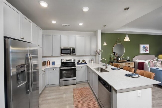 Building Photo - 6919 Peachtree Dunwoody Rd