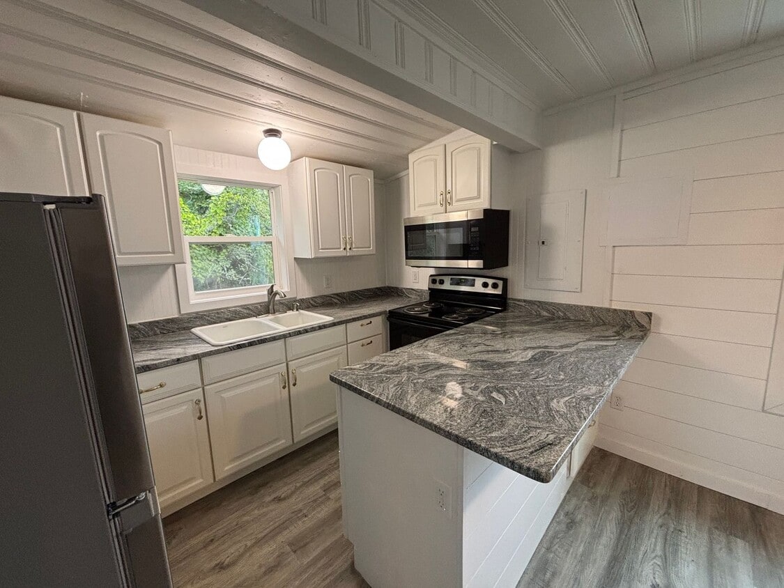 Primary Photo - 109 W 14th St