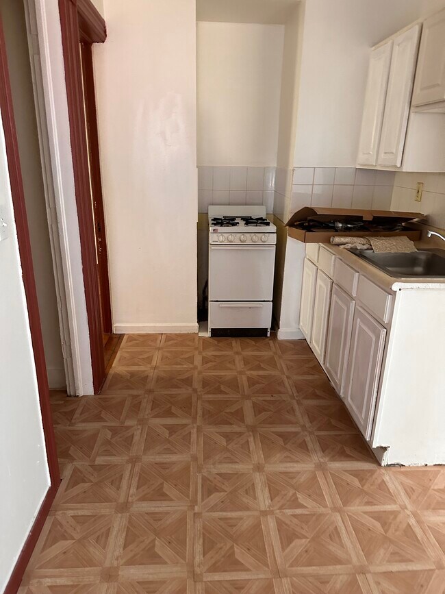 Foto del edificio - 1584 Van Vranken Ave