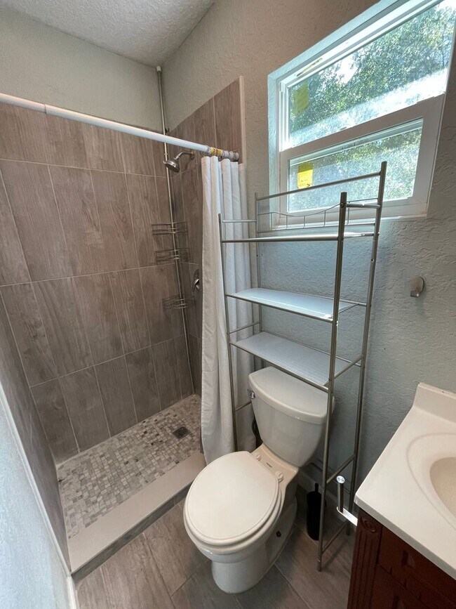 Foto del edificio - 1 Bedroom Efficiency Available - Saint Clo...