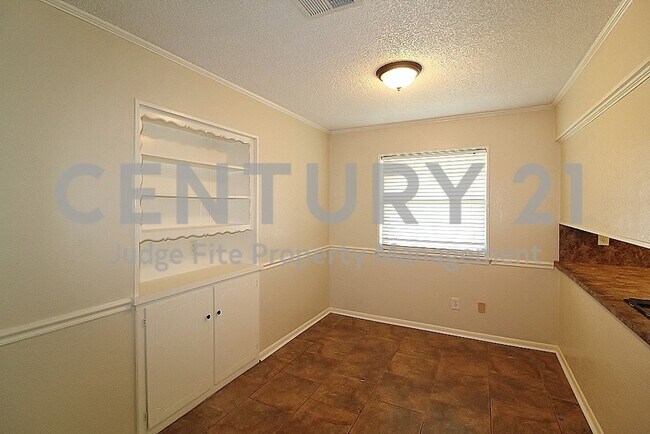 Building Photo - Wonderful 4/2/2 Nestled on Nicely Landscap...
