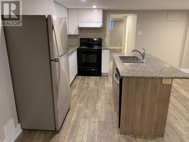 Building Photo - 468 Besserer St
