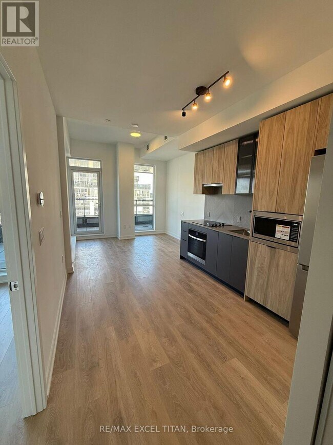 Building Photo - 1037 The Queensway