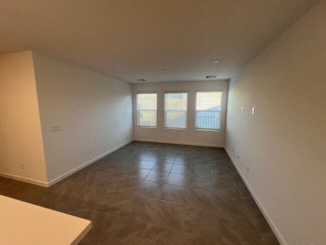 Building Photo - ELEGANT 2BED, 2BATH TOWNHOME!