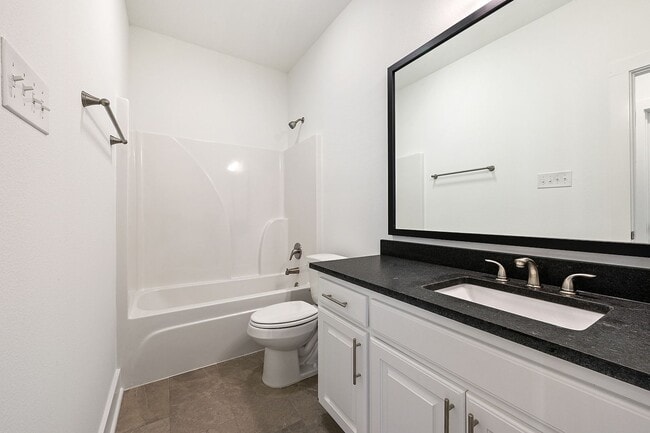 Building Photo - 4 bedroom 3 bath house in the beautiful Wo...