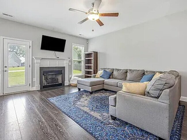 Building Photo - 3 Bedroom 2 Bathroom Right next to Campbel...