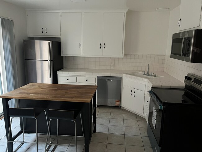 Cocina con electrodomésticos nuevos. - 8315 W Manchester Ave