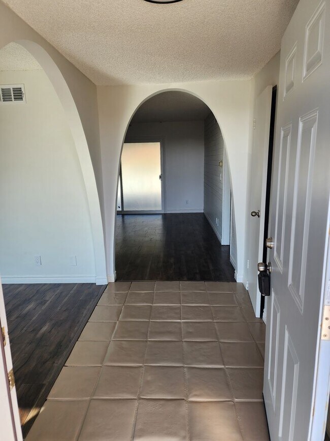 Foto del edificio - Beautiful Newly Renovated 3 Bedroom 2 Bath...