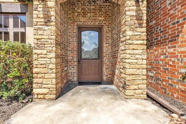 Building Photo - Gorgeous Executive Home - Open Plan - Stor...