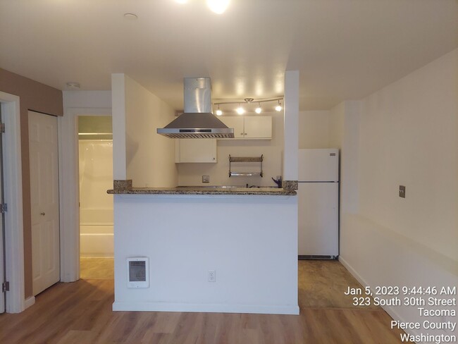 Building Photo - For Rent - Tacoma darling 1 bedroom 1 bath...