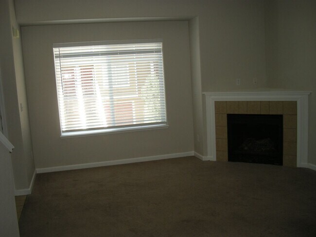 Foto del edificio - Two Bedroom, Two and a Half Bath Townhome ...