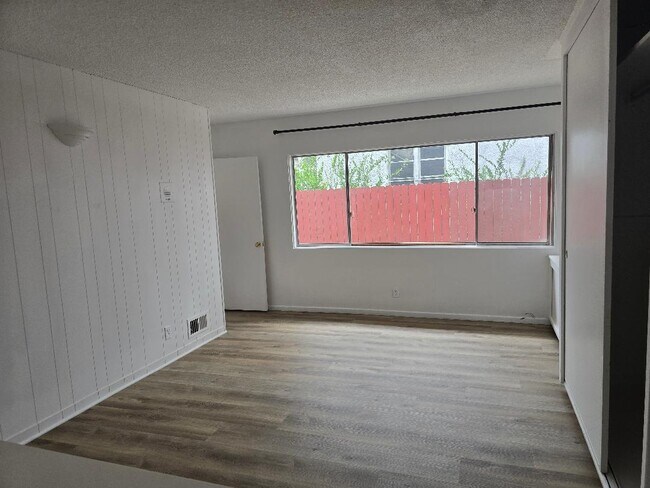 Foto del edificio - 6124 Alcott St