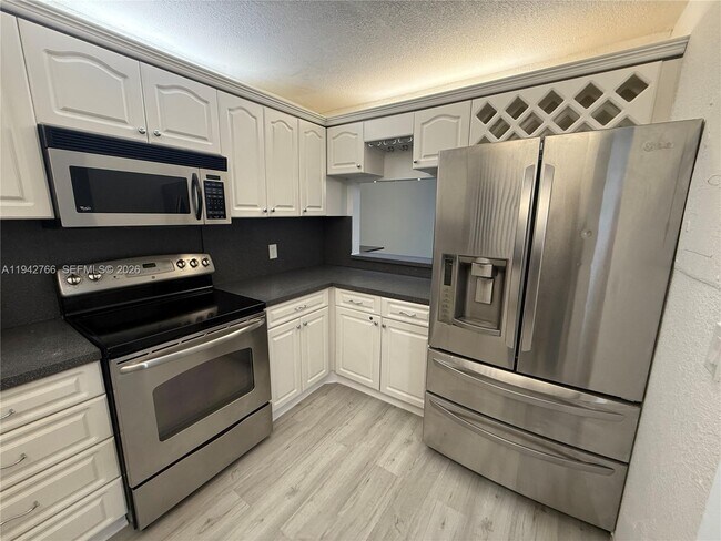 Building Photo - 9470 Live Oak Pl