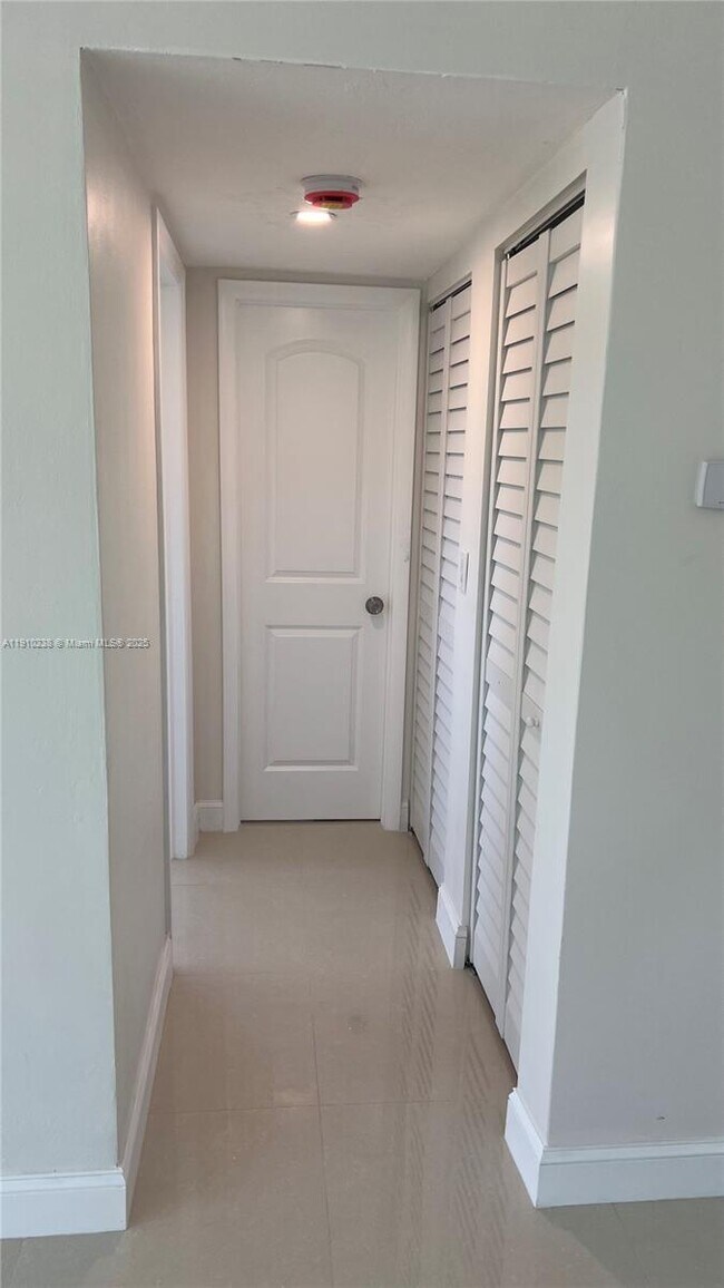 Foto del edificio - 465 NE 139th St