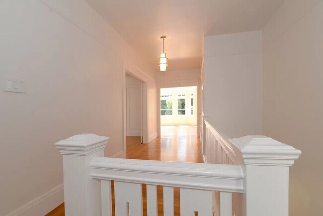 Foto del edificio - TOP FLOOR 3 BEDROOM FLAT