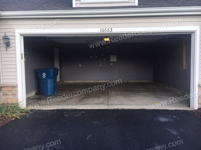 Foto del edificio - Single level open concept duplex features ...