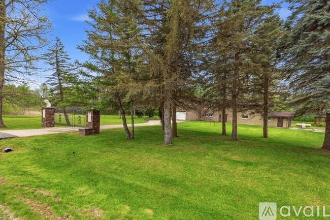 Building Photo - 1392 Maple Grove Rd