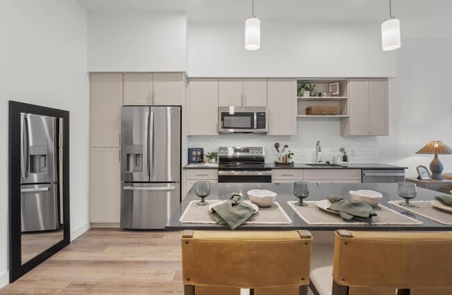 Building Photo - Lore