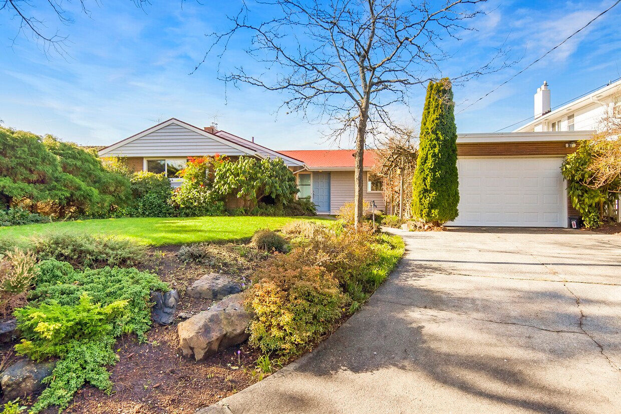 Foto principal - 4817 51st Ave SW