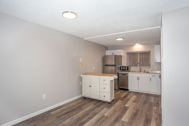 Foto del edificio - 2 Bed 1 Bath On Bus Route - Heat Included/...