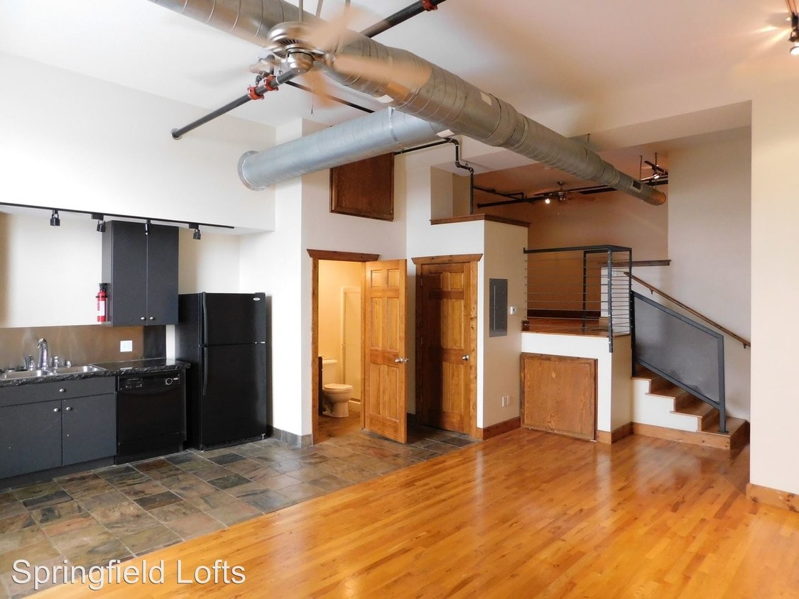 Primary Photo - 210 E Walnut St